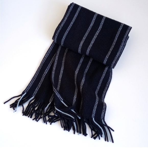 GAP Men’s Navy Blue & Blue Grey Lambs Wool and Nylon Cable Knit Neck Scarf - Picture 5 of 12